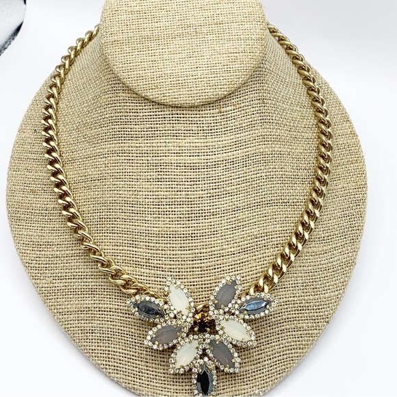 Cara NY sparkling marquis rhinestone flower chunky gold chain statement necklace - Picture 4 of 11